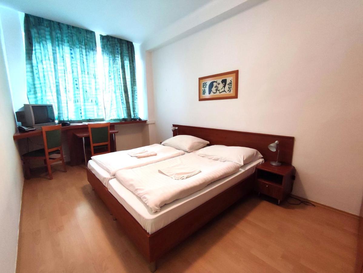 Hotel Jurki Dom Bratislava Exteriör bild
